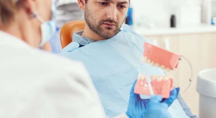 Como é feito o implante dentário