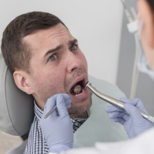 Sente dor ao colocar implantes dentários