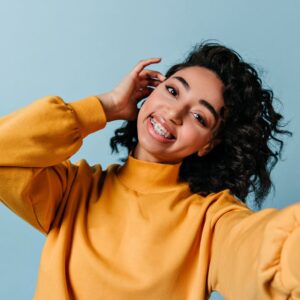 Cuidados com aparelhos ortodônticos em pacientes jovens