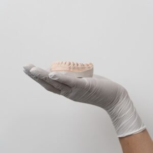 Mini-implantes ortodônticos usados em tratamentos para movimentação dentária precisa