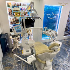 paciente realizando clareamento dental a laser em consultório odontológico moderno