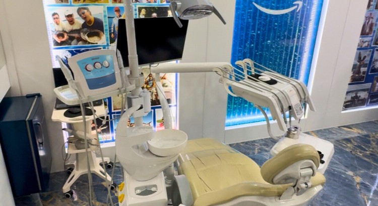 paciente realizando clareamento dental a laser em consultório odontológico moderno