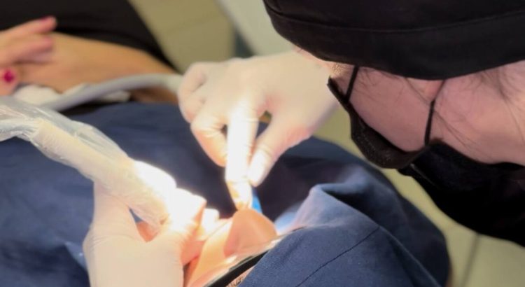 dentista realizando limpeza dental profissional em paciente sorridente na Prime Sorriso