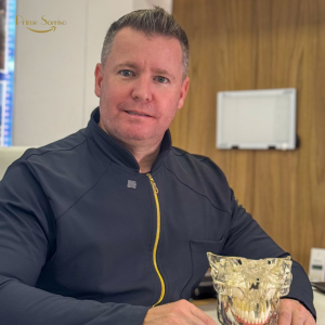 dentista sorrindo com paciente em homenagem ao Dia Mundial do Dentista