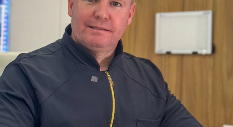 dentista sorrindo com paciente em homenagem ao Dia Mundial do Dentista