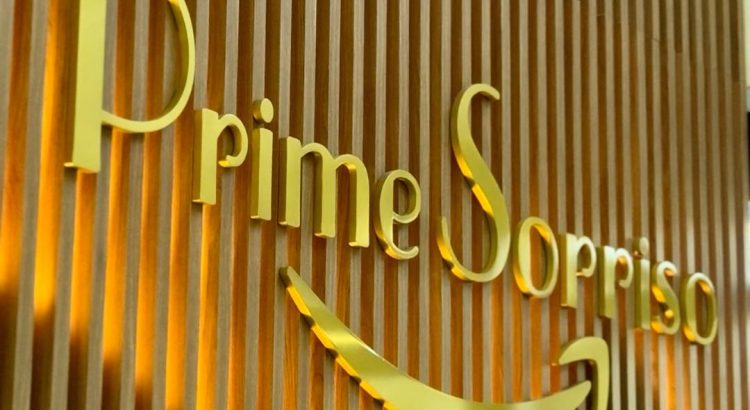 equipe Prime Sorriso atendendo paciente em clínica odontológica moderna em Foz do Iguaçu