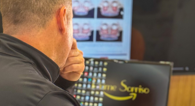 paciente recebendo clareamento dental a laser em consultório da Prime Sorriso