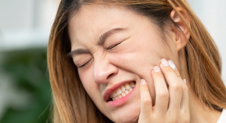 Exemplo de retração gengival causando sensibilidade