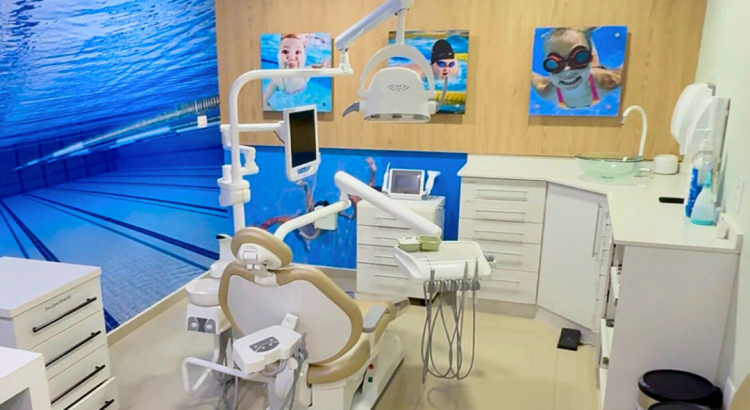 Paciente realizando tratamento de canal moderno