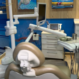 paciente segurando modelo de dente com espaço vazio ao lado do dentista