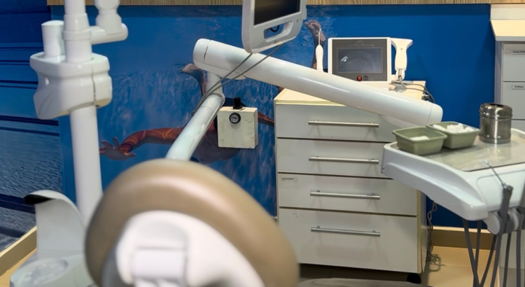 paciente segurando modelo de dente com espaço vazio ao lado do dentista