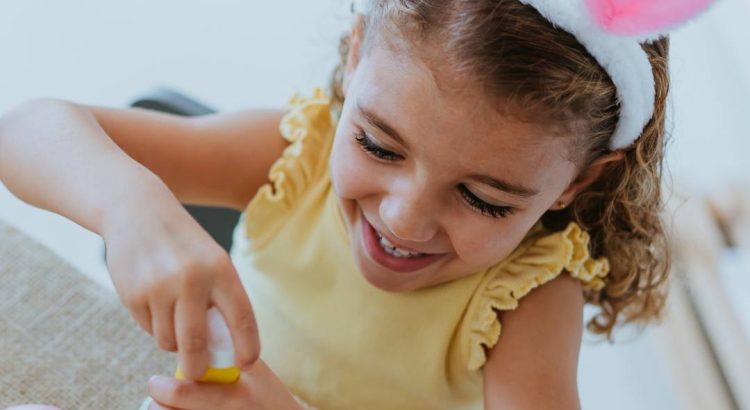 Chocolate e ovos de Páscoa ao lado de escova de dentes representando cuidados com saúde bucal