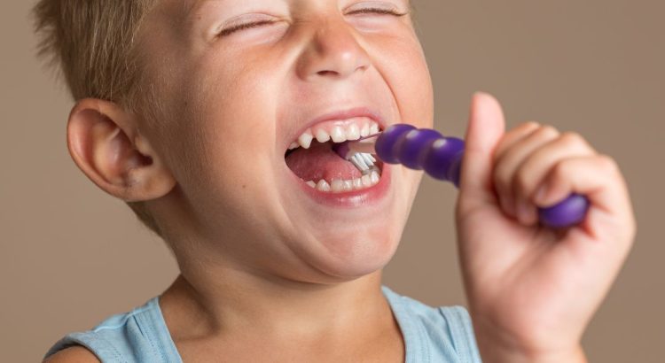 Criança em avaliação odontológica para analisar desalinhamento dos dentes