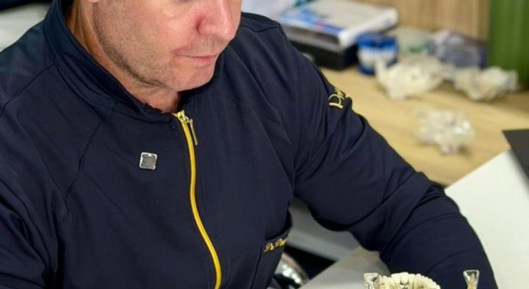 Planejamento de implantes dentários para paciente com maxila atrófica em clínica odontológica