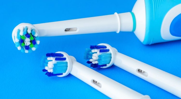 Sorriso harmonizado com lentes de contato dentais em clínica odontológica