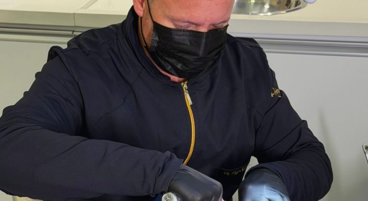 Espaço vazio na arcada dentária representando necessidade de reposição do dente