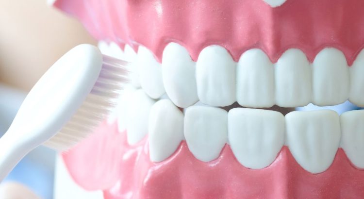 Escova de dentes e relógio simbolizando o tempo ideal para escovação após refeições