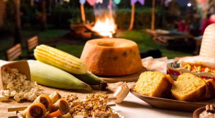 Doces típicos de festa junina ao lado de escova de dentes representando cuidados com saúde bucal