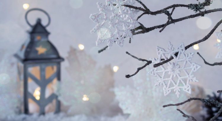 Lanterna e flocos de neve em cenário de inverno simbolizando sensibilidade dental no frio