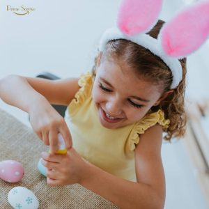 Chocolate e ovos de Páscoa ao lado de escova de dentes representando cuidados com saúde bucal