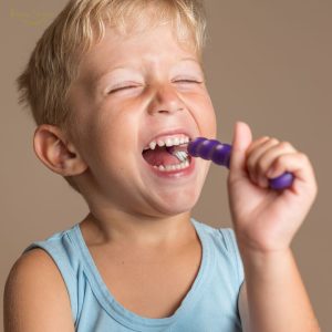 Criança em avaliação odontológica para analisar desalinhamento dos dentes