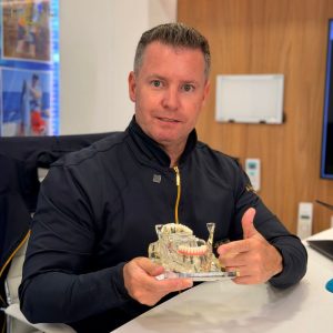 Gengiva inflamada sendo avaliada por dentista para prevenção de periodontite