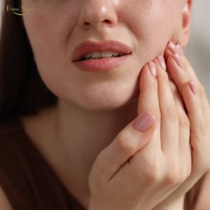 Pessoa com desconforto ao mastigar, representando necessidade de avaliação odontológica