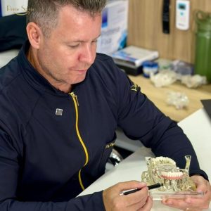 Planejamento de implantes dentários para paciente com maxila atrófica em clínica odontológica