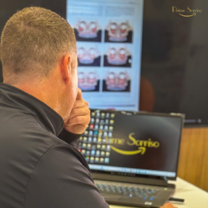 paciente recebendo clareamento dental a laser em consultório da Prime Sorriso