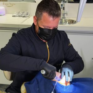 Espaço vazio na arcada dentária representando necessidade de reposição do dente