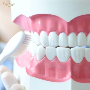 Escova de dentes e relógio simbolizando o tempo ideal para escovação após refeições